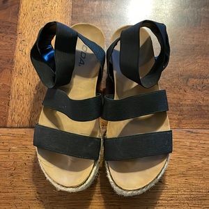 Soda platform sandals